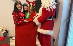 Mikołaj wraz z Panią Mikołajową oraz przedstawicielami Rady Młodzieży odwiedzili chorą uczennicę naszej szkoły